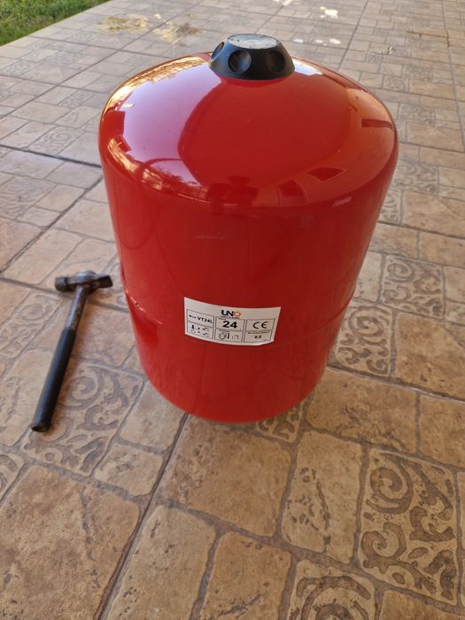 Продам расширительный бочек.