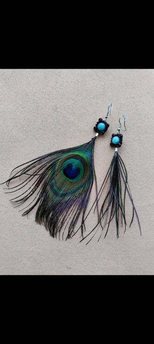 Bijuterii handmade  
Cristale, pene, scoici și suf