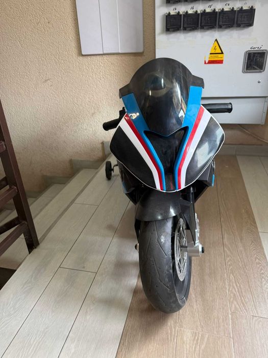 Vând motocicleta BMW copii electrica