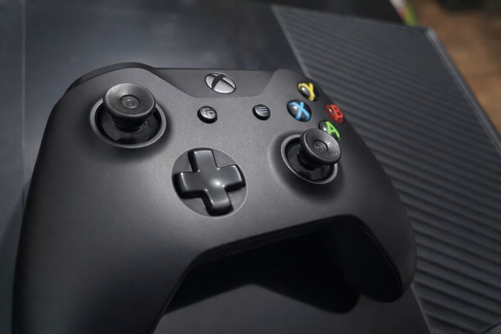 Xbox One în stare impecabilă + 12 jocuri