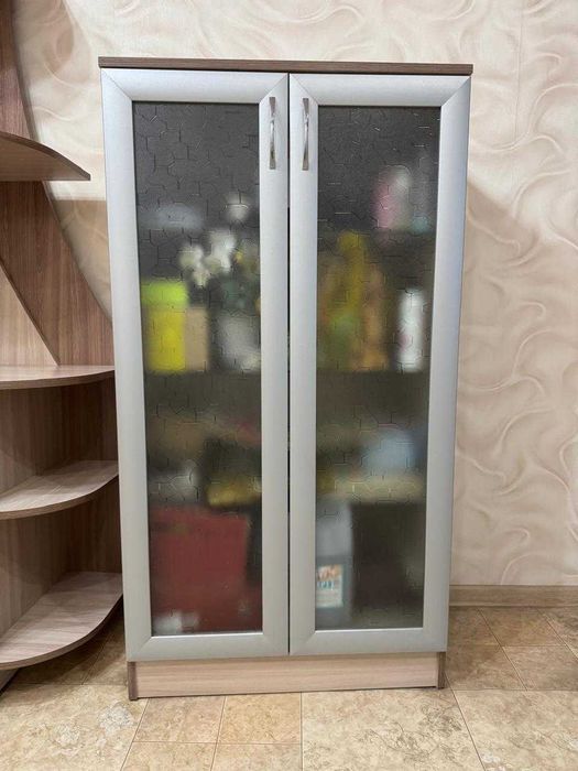 Продам тумбочку .