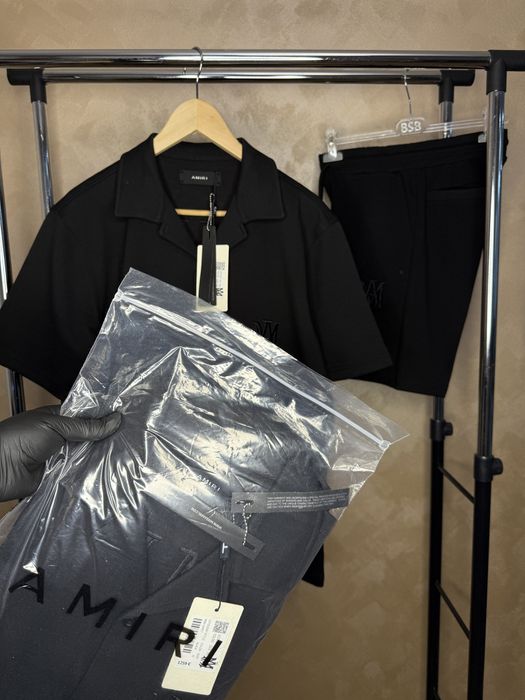 Compleu Amiri cu pantaloni scurți și tricou