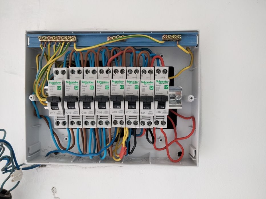 Electrician instalații electrice