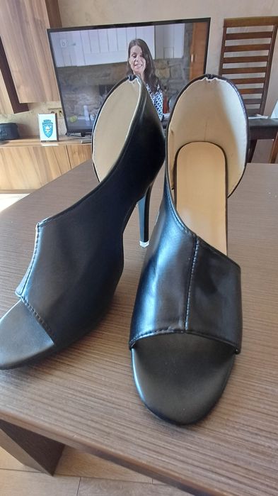 Нови елегантни обувки