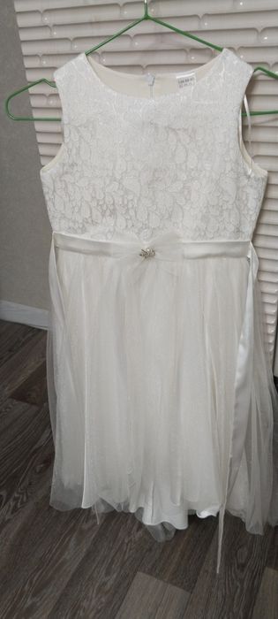 Нарядное платье размер 134