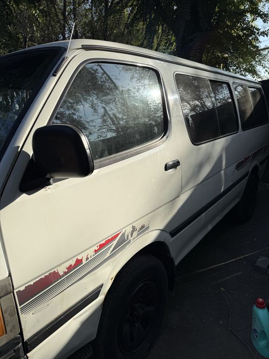 Машина Тойота Hiace