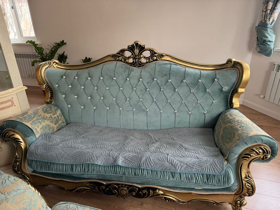 Диван с двумя креслами