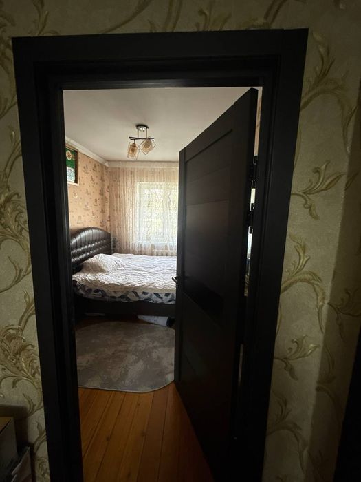 Продаёт квартира  срочна