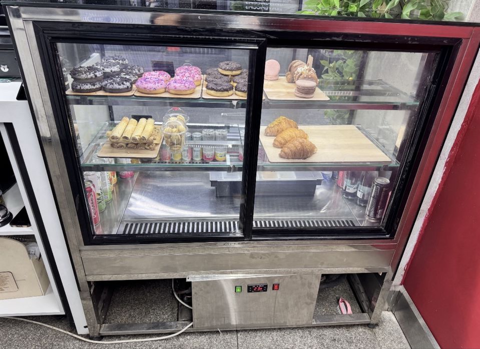 Продам витринный холодильник