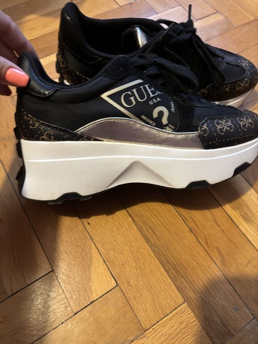 Нови сникърси Guess
