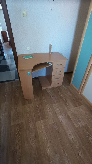 Диван кресло и компьютерный стол