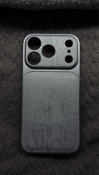 Чехлы на iPhone 17 Pro