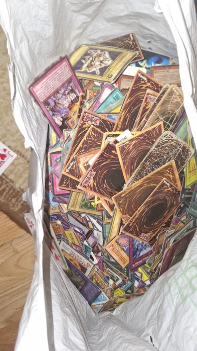 Огромно количество  yugioh карти