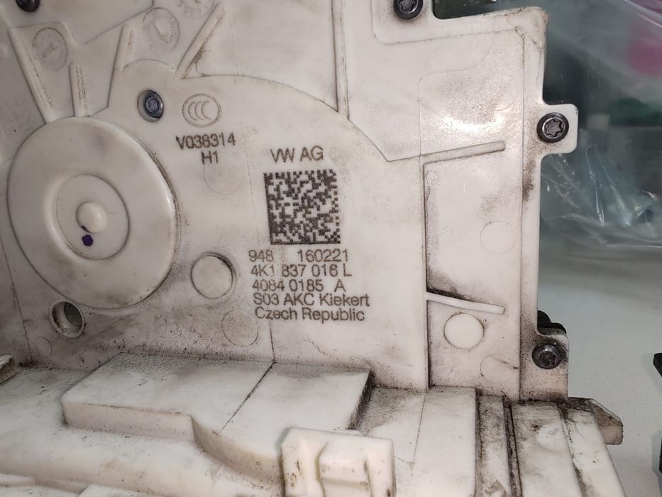 Încuietoare Audi Q8 2019+ 4K0839016S 4K1837016L