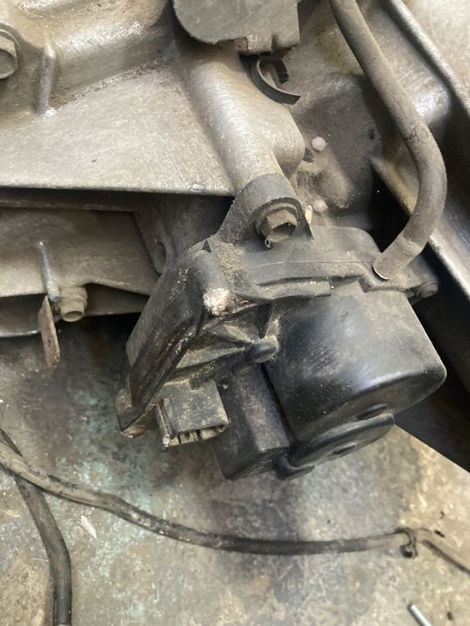 Nissan navara d40 2.5d 2008година avtomat Раздатъчна Кутия