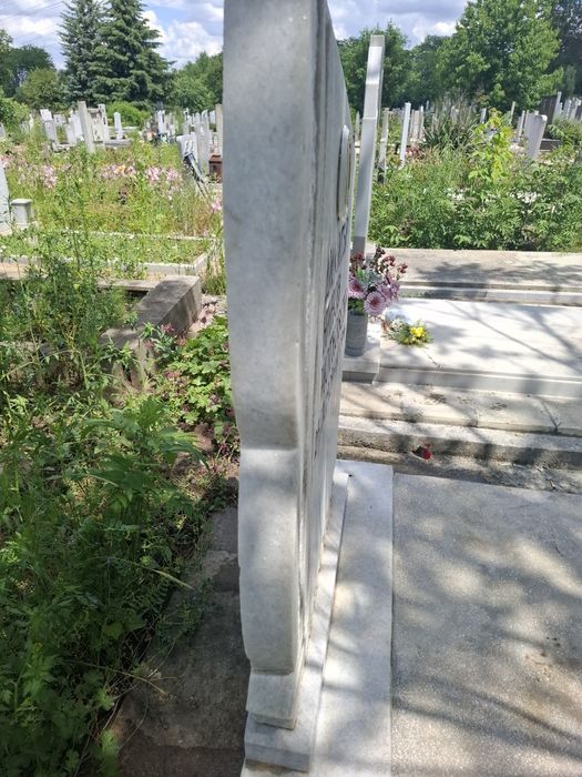 Почистване на гроб ,измиване на паметници