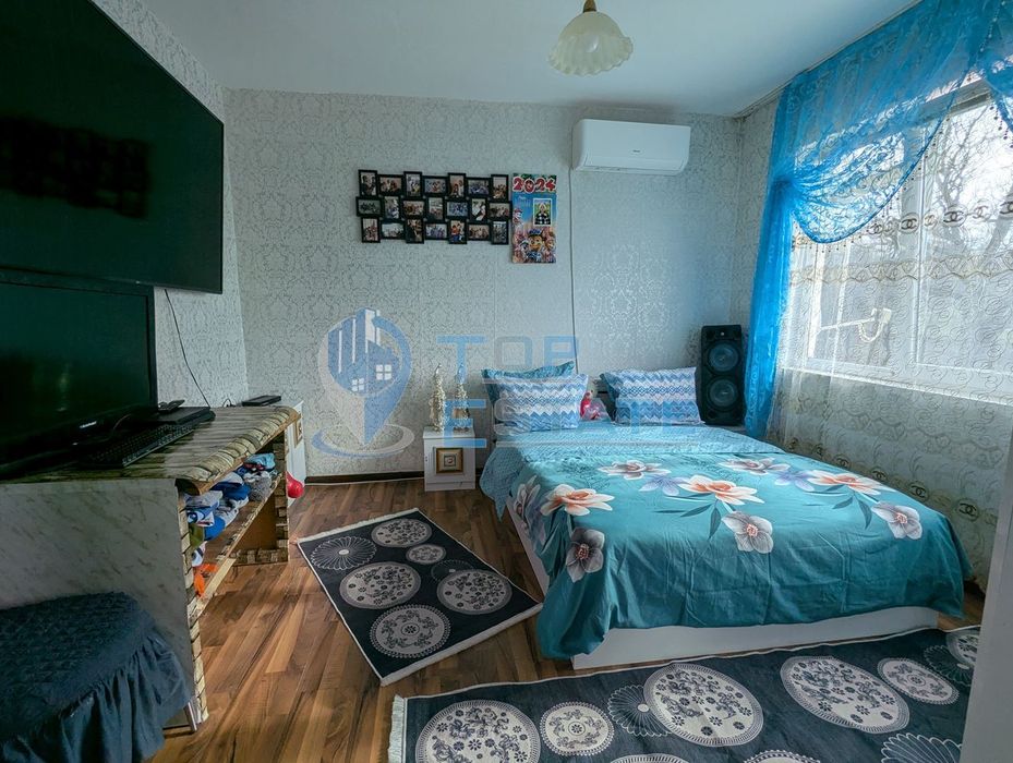 Ремонтирана масивна къща с голям и поддържан двор в село Асеново, общ