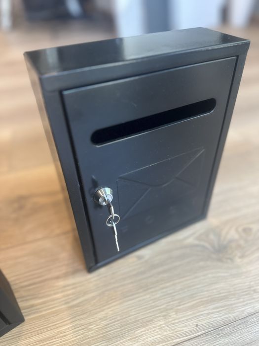 Продавам два броя пощенски кутии