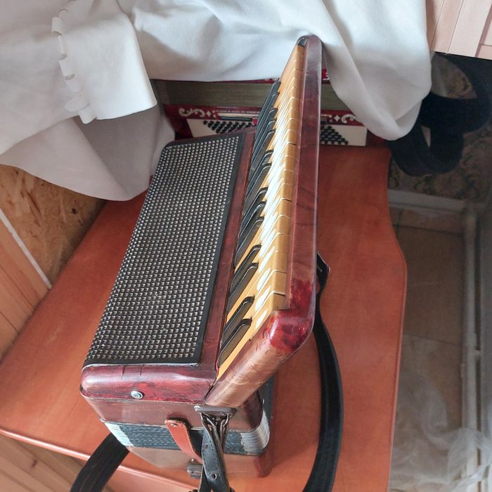 Vind acordeon HOHNER original  sita  acordat