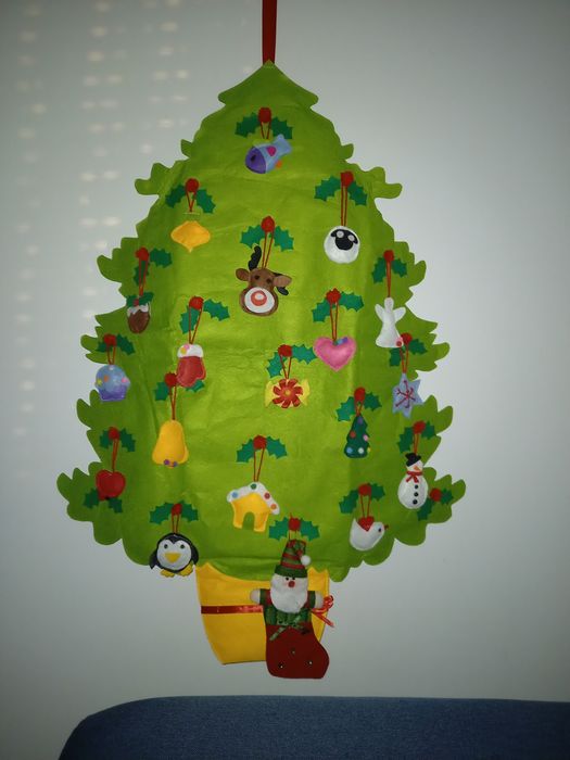 Vând brad de fetru de agățat pe perete cu decorațiuni