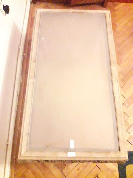 Masa cu cadru din lemn sculptata manual incorporata cu blat de sticla