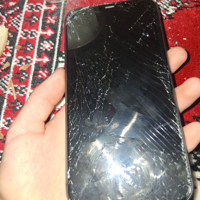 Vând iphone 11 pentru piese telefonu ,pt mai multe detalii  0749341363