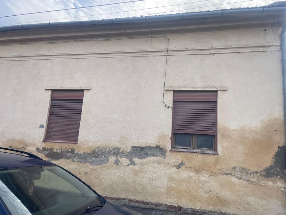 Vand apartament la curte