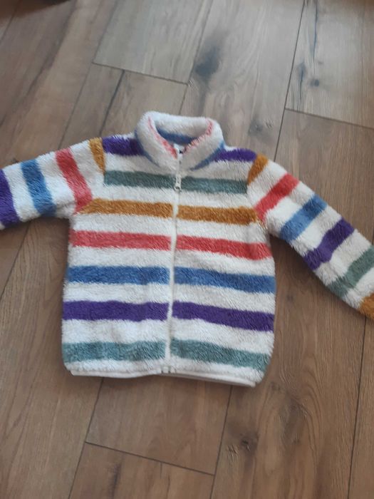 Продавам детски якета и спортен екип  запазени!Цената е за всичките