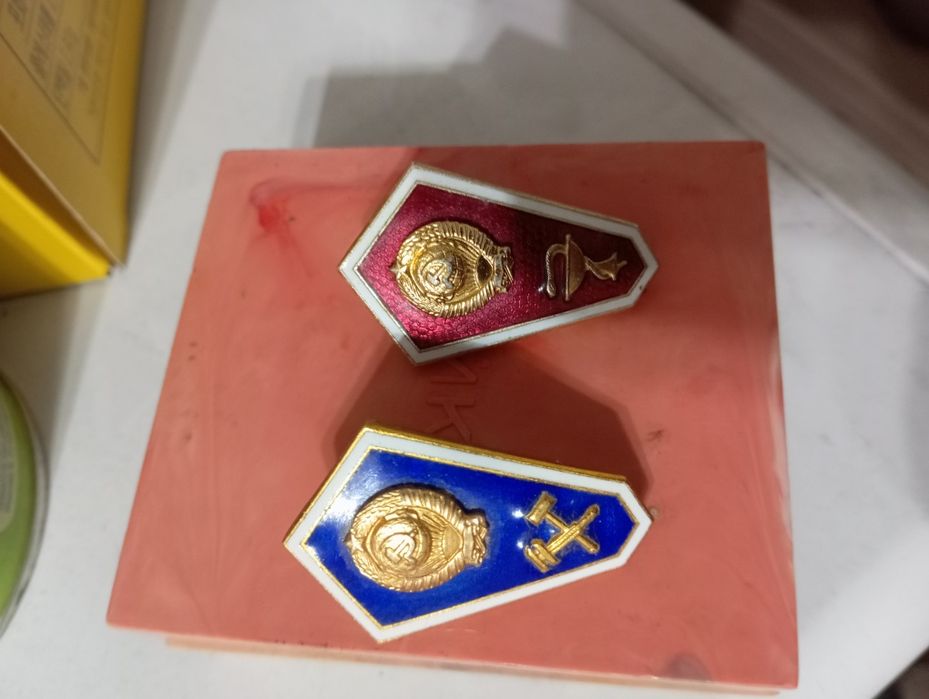 Продам Два значка