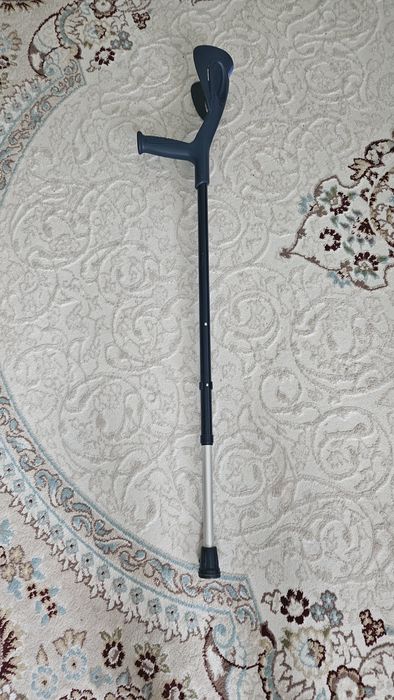 Костыль с опорой под локоть