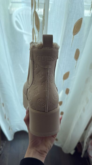 Бежови боти Guess