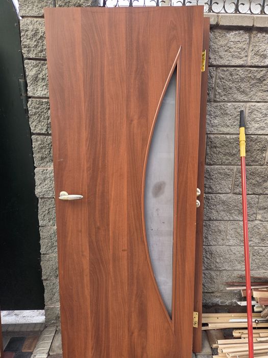 Двери межкомнатные 4 штуки.