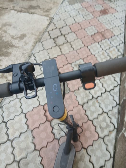 Vând trotineta Xiaomi Mi Essential
