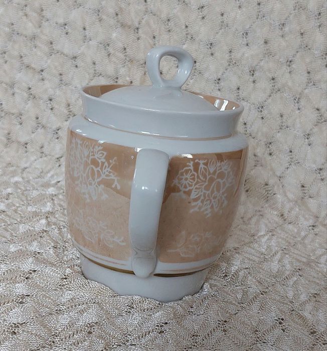 Фарфоровый чайник