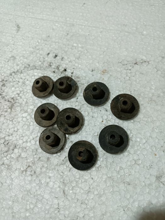 Крепежи за Мерцедес 124