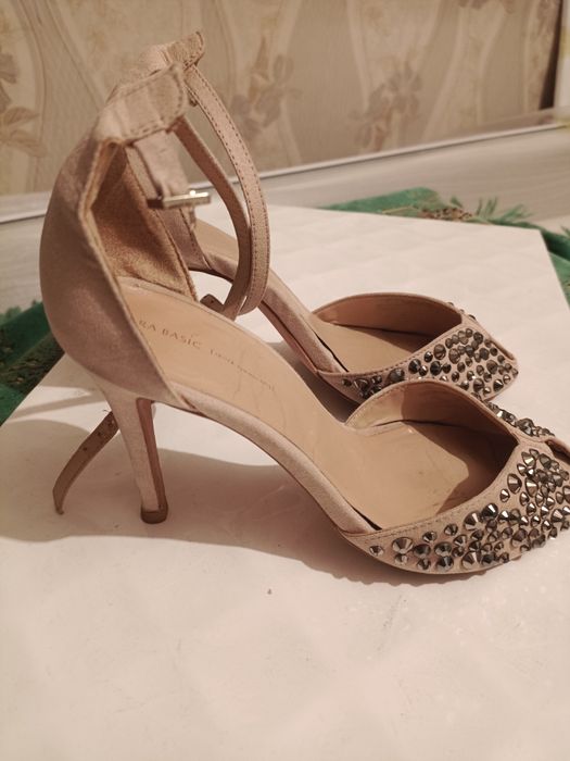 Продам босоножки