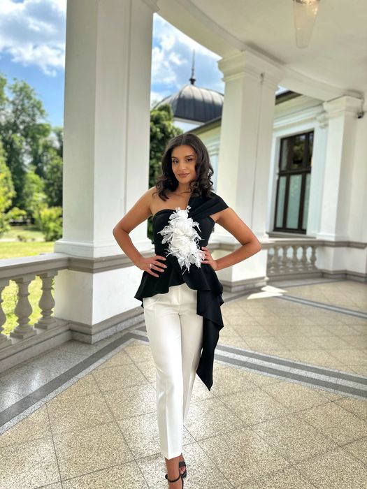 Costum alb cu negru