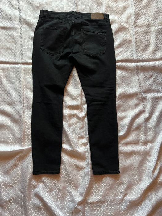 Blugi negri Bershka