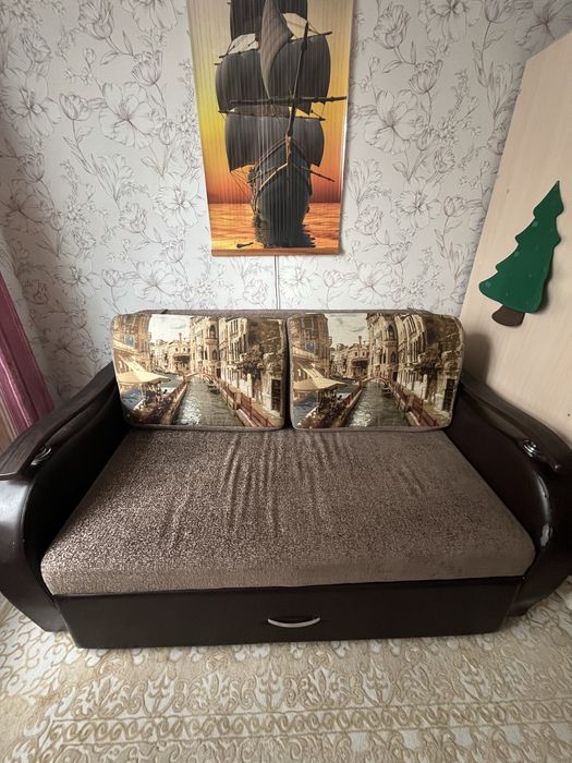 Диван трехместный б/у, в хорошем состоянии