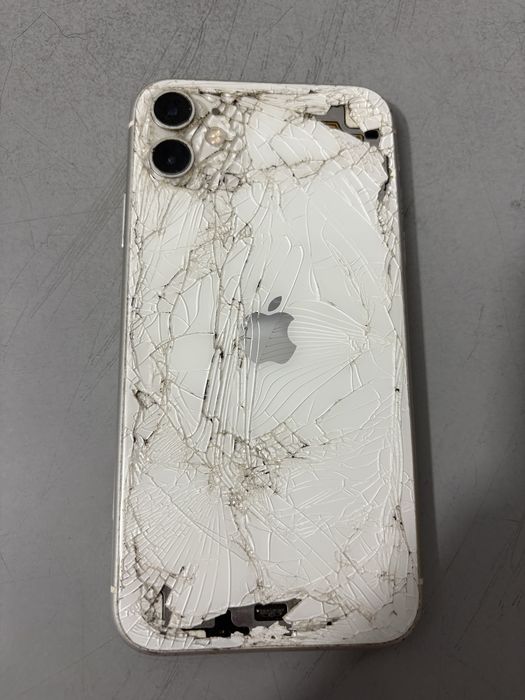 Vand iphone 11 pentru piese