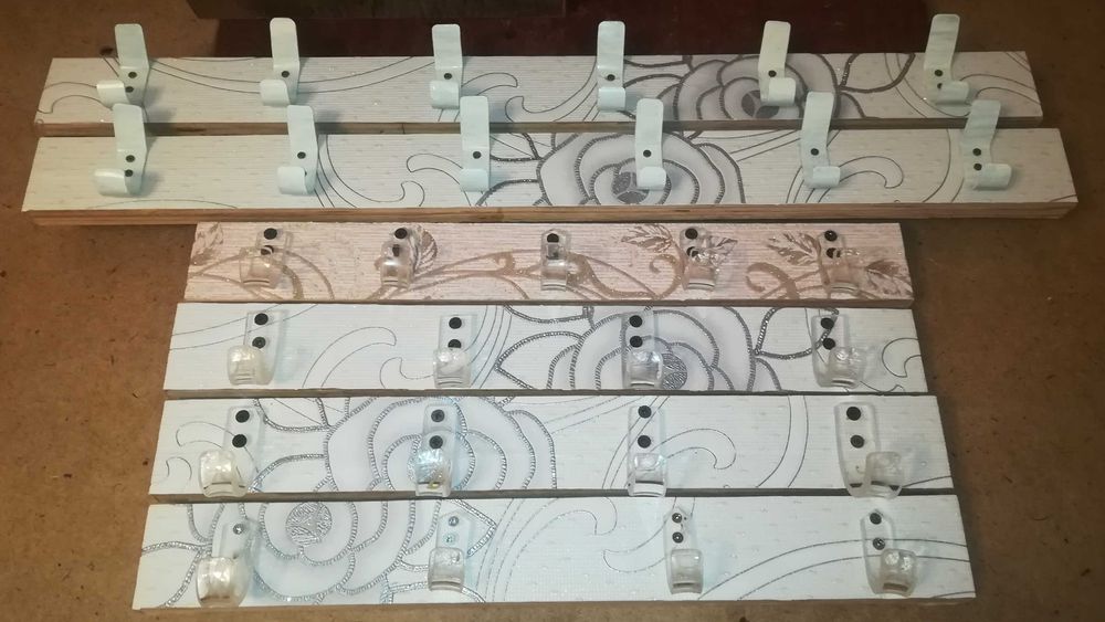 продается вешалка настенная