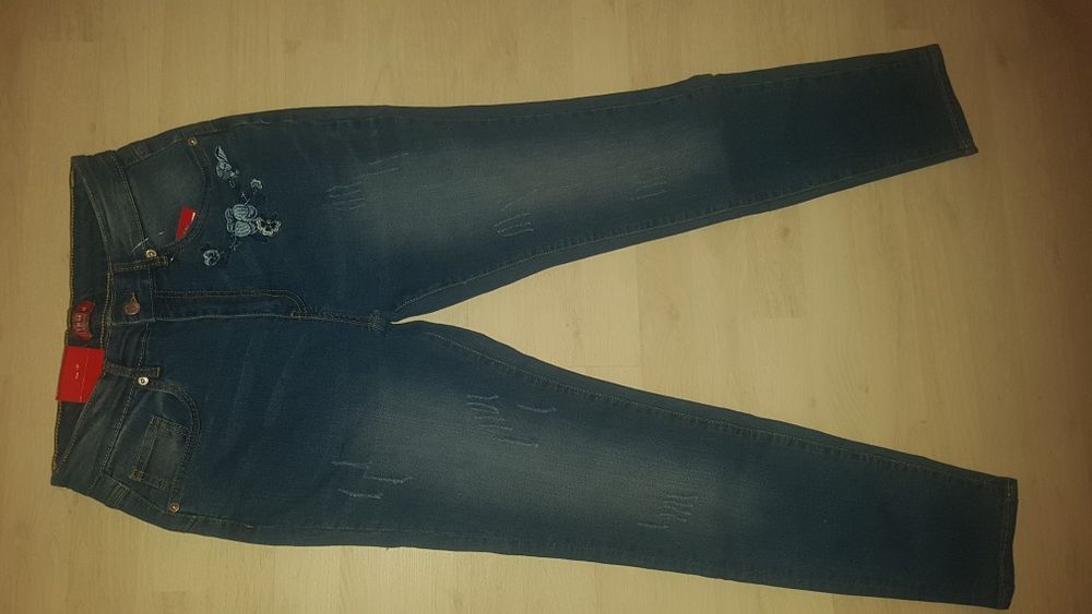 Blugi cu flori noi cu eticheta