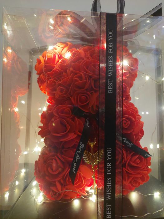 Ursulet rosu din trandafiri cu fundita la gat cu instalatie trandafir