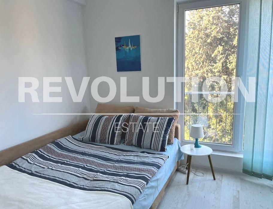 Дава се под наем Едностаен апартамент в к.к. Св.Св. Константин и Елена - 30 кв.м за 298.86 € - Снимка #1