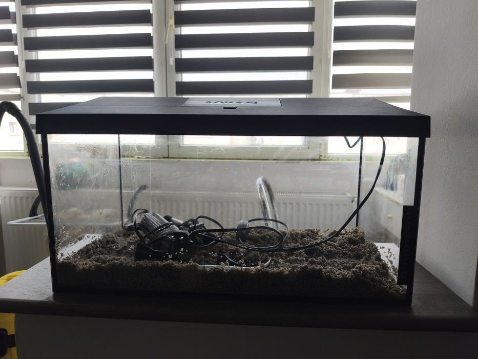 Vând acvariu 60 litrii