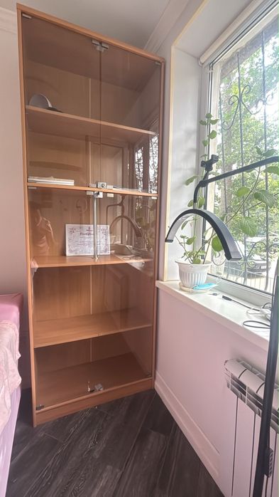 Срочно продам витринный шкаф.