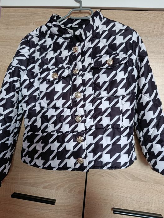 Стилно черно-бяло яке със златни копчета