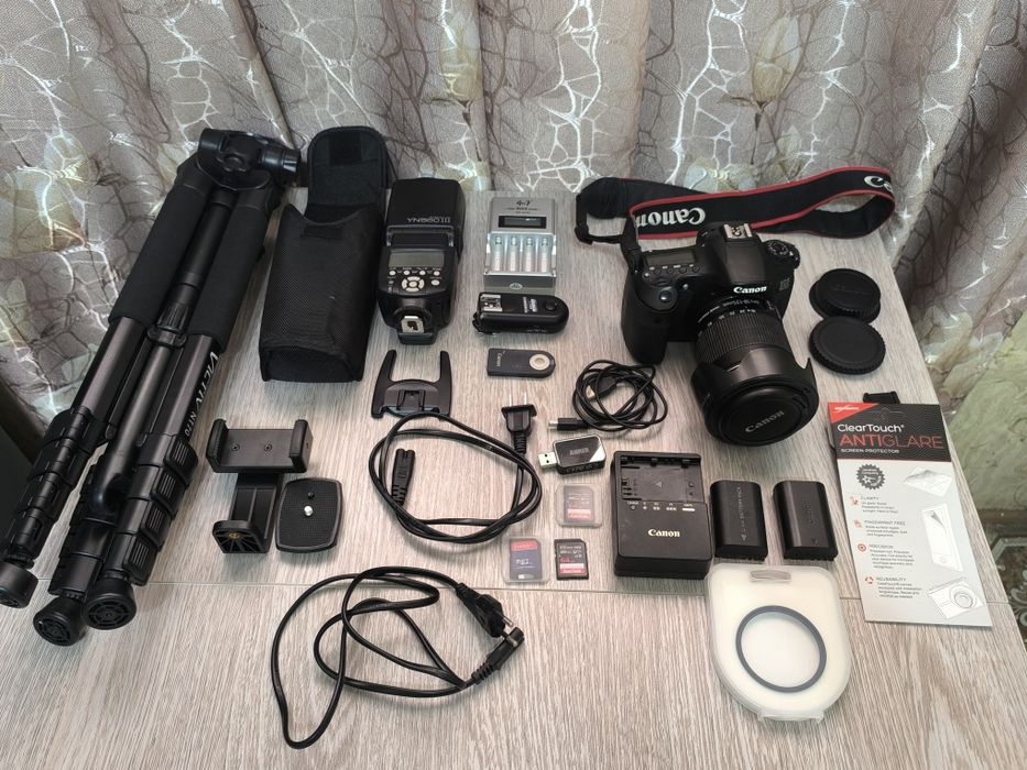 Фотоаппарат Canon 60D (18 МП), с объективом, вспышкой, аксессуарами