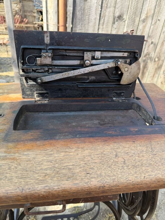 Mașină de cusut de colecție „The Best Sewing Machine” – completă, cu masă și pedală originale
