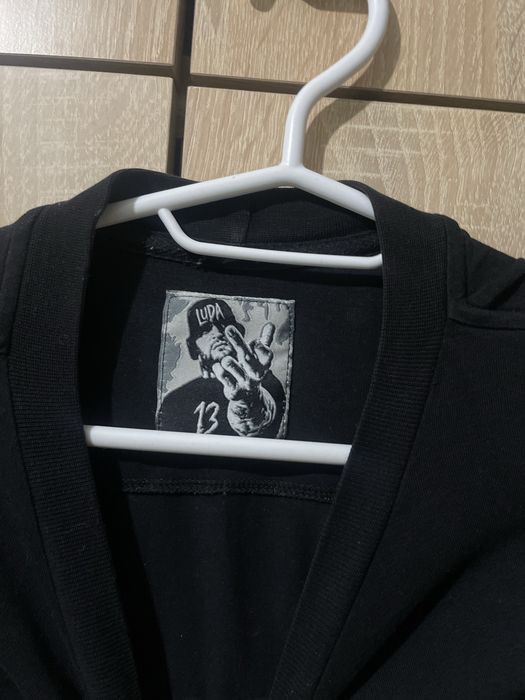 Luda тениска.